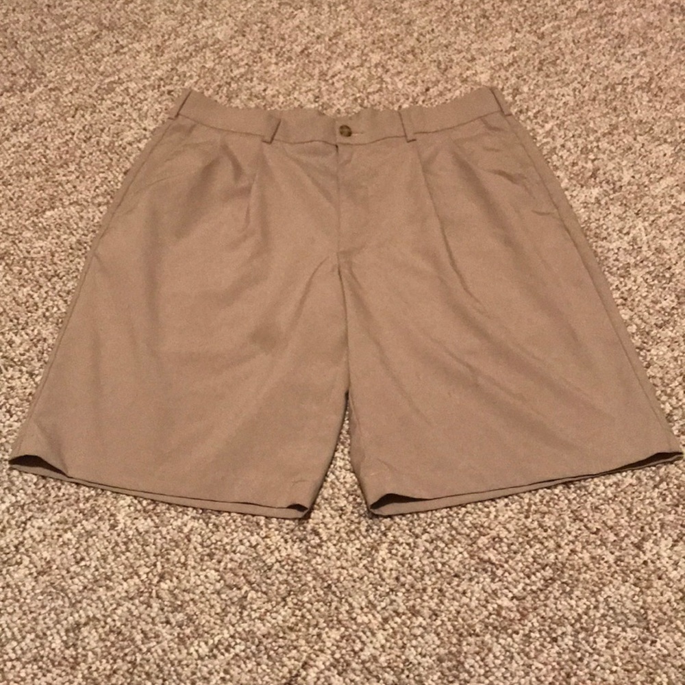 Pro Tour Men’s pleated khaki golf shorts